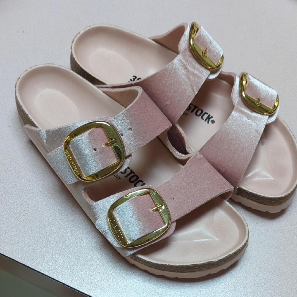 🔥 Birkenstock Sandal with Metallic Finish Size 38, 7.5